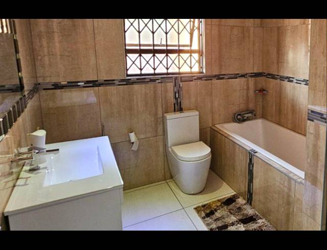 5 BEDROOM HOUSE FOR SALE IN SERALA VIEW